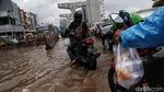 Potret Jalan Boulevard Barat Kelapa Gading yang Masih Tergenang Air