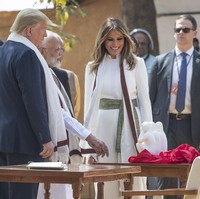 Perempuan 49 tahun itu lalu melengkapi gayanya dengan syal putih yang senada dengan busananya. Tidak ketinggalan sebuah kain hijau mirip songkat sutra khas Palembang yang dililit seperti sabuk. Mirip Indonesia, India juga memiliki warisan budaya berupa kain-kain ikat dan tenun. (Foto: AP Photo/Alex Brandon)