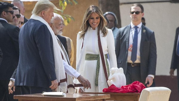 Gaya Elegan Melania Trump di India, Pakai Kain Mirip Songket 