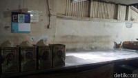 Sejak pagi buta, Andri dibantu para pekerjanya membuat sendiri adonan roti di pabrik sederhana ini. Pabrik ini jadi satu dengan toko rotinya. (Wahyu Setyo/detikcom)