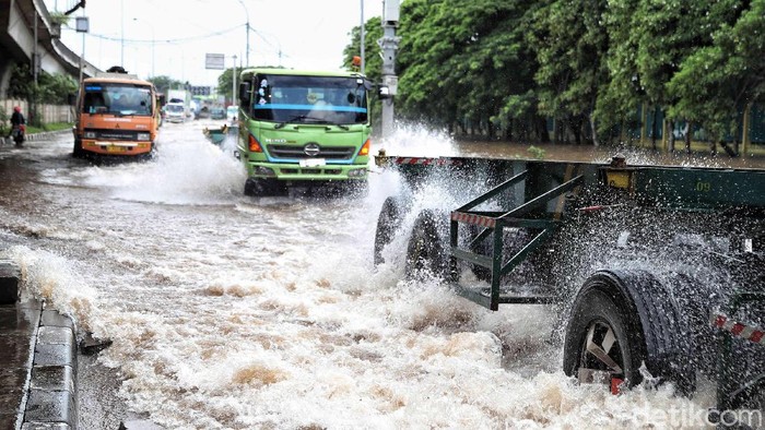 Banjir merendam kawasan KBN Cakung, Jakarta Utara, Senin (24/2/2020).