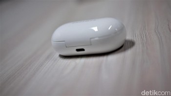 Bagian belakangnya terdapat port USB Type C. Foto: Adi Fida Rahman/detikINET