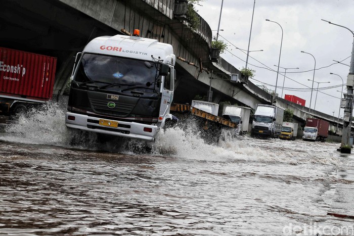 Banjir merendam kawasan KBN Cakung, Jakarta Utara, Senin (24/2/2020).