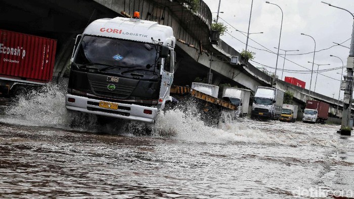 Banjir merendam kawasan KBN Cakung, Jakarta Utara, Senin (24/2/2020).