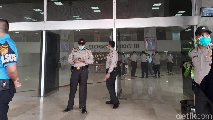 Asap di lobi gedung Nusantara III DPR RI mulai berkurang.