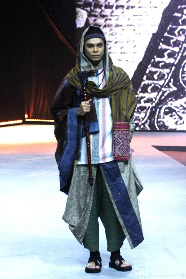 Deden Siswanto merilis koleksi busana muslim sarung dengan gaya kekinian di ajang Muslim Fashion Festival 2020, Jakarta Convention Center, Jakarta, Jumat [21/2/2020]. Foto: Mohammad Abduh/Wolipop.