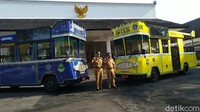 Dua bus yang masing-masing berwarna kuning dan biru ini tiba di Ciamis pada Sabtu (22/2/2020) malam. Gatrik mulai beroperasi pada Senin (24/2/2020) setelah diresmikan oleh Bupati Ciamis, Herdiat Sunarya di Pendopo Jalan Jendral Sudirman usai apel (Dadang Hermansyah/detikcom)