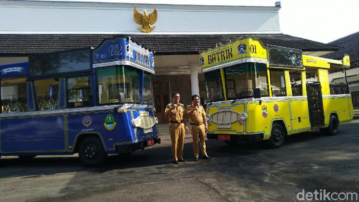Bus wisata di Ciamis.