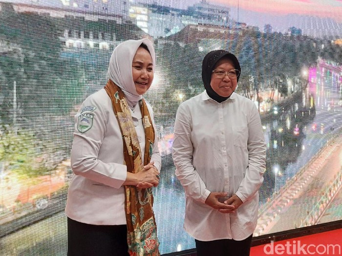 Kepala BMKG Pusat Dwikorita Karnawati menyampaikan penurunan suhu udara Surabaya sebesar dua derajat celsius. Dari yang sekitar 30-31 derajat celsius jadi 28-29 derajat celsius.