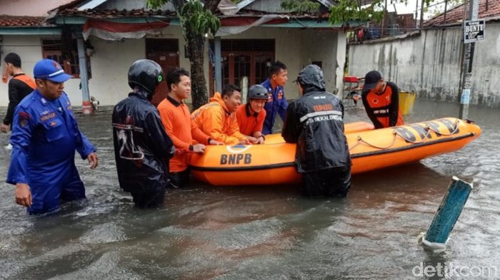 Evakuasi korban banjir di Kota Pekalongan, Senin (24/2/2020).