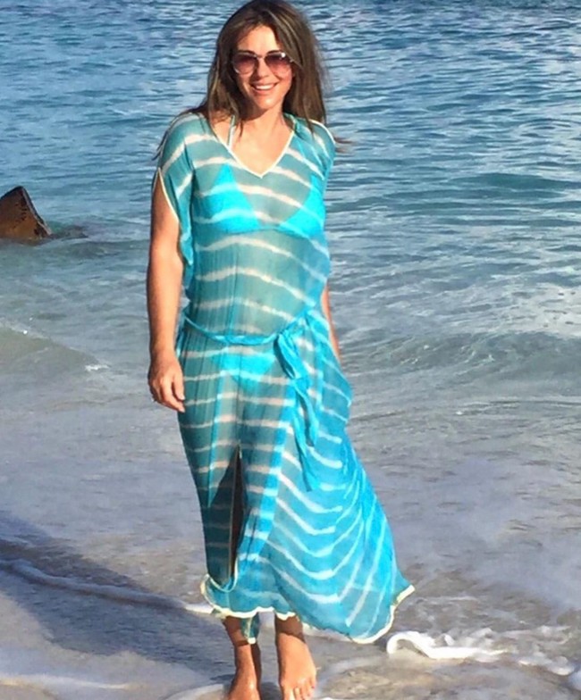 Aku lebih suka tampil tertutup. Aku belakangan jalan-jalan di pantai tidak lagi menggunakan bikini. Aku sudah cukup tua, ungkap wanita yang akrab disapa Liz ini dalam podcast milik presenter Susannah Constantine. Foto: Instagram/@elizabethhurley1
