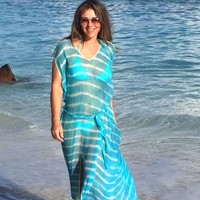 Aku lebih suka tampil tertutup. Aku belakangan jalan-jalan di pantai tidak lagi menggunakan bikini. Aku sudah cukup tua, ungkap wanita yang akrab disapa Liz ini dalam podcast milik presenter Susannah Constantine. Foto: Instagram/@elizabethhurley1