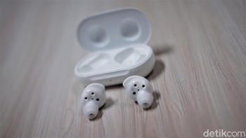 Selain itu terdapat tiga modul mikrofon adaptif. Diklaim mampu meningkatkan kualitas panggilan suara. Foto: Adi Fida Rahman/detikINET