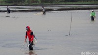 Berbagai alat digunakan oleh para penjala ikan untuk berburu tangkapan di area persawahan. Sebagian ada yang menggunakan jala, sebagiannya lagi ada pula yang menggunakan mesin listrik.