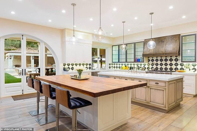 Rumah di Malibu Mansion itu nilainya mencapai US$ 7 juta atau sekitar Rp 96 miliar. Rumah tersebut sebelumnya dimiliki oleh bintang Baywatch David Charvet. Foto: Dok. VRBO