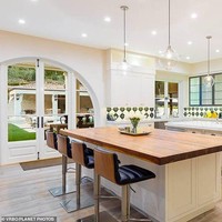 Rumah di Malibu Mansion itu nilainya mencapai US$ 7 juta atau sekitar Rp 96 miliar. Rumah tersebut sebelumnya dimiliki oleh bintang Baywatch David Charvet. Foto: Dok. VRBO