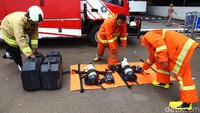 Sebanyak 11 unit pemadam kebakaran (damkar) dikerahkan untuk mengatasi asap tersebut.