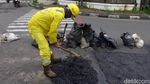Aksi Pasukan Kuning Perbaiki Jalan Berlubang di Ibu Kota