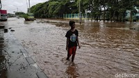 Banjir membuat jalanan tersebut bak sungai.