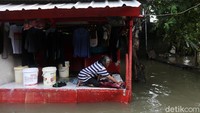 Warga memilih bertahan meski rumahnya terendam banjir sejak kemarin.