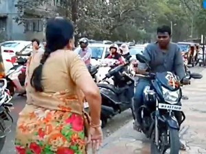 Viral, Nenek Usir Pemotor yang Naik Trotoar