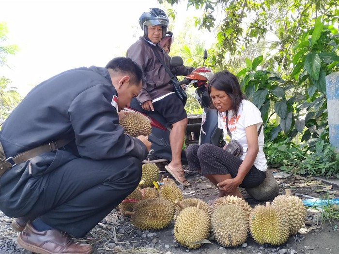 Penyandang Difabel Jualan Durian Dibayar Uang Palsu