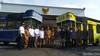 Bus Gatrik ini hampir sama dengan Bus Bandros yang ada di Bandung yang sudah lebih dulu beroperasi. Bus Gatrik beroperasi setiap hari, titik keberangkatan berada di Turis Informasi Center (TIC) Jalan RAA Sastrawinata atau belakang Islamic Center (Dadang Hermansyah/detikcom)