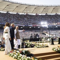 Salah satu agenda Trump di hari pertama kunjungan tersebut adalah berpidato di hadapan 125 ribu orang yang berkumpul di Sardar Patel Stadium, arena cricket terbesar di dunia. Melania Trump ikut mendampingi. Busana bergaya maskulin masih menjadi andalan sehingga Melania tampak sejajar dengan dua pemimpin dunia yang berbagi panggung bersamanya. (Foto: AP Photo/Alex Brandon)