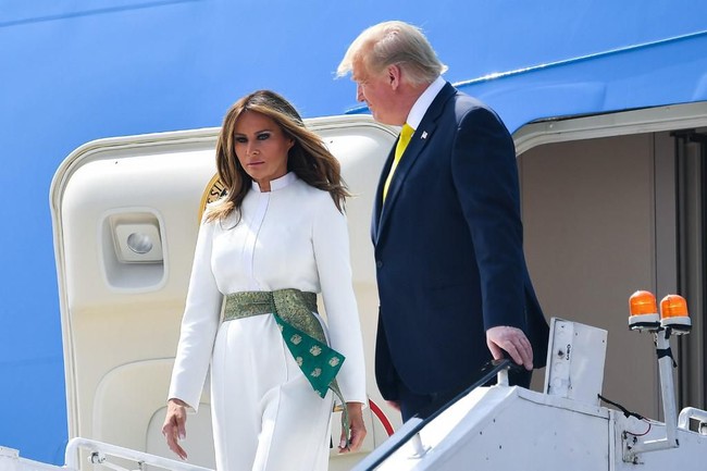Ibu Negara AS Melania Trump mendampingi Presiden Donald dalam kunjungan kenegaraan selama dua hari. Mereka tiba di Ahmedabad, India, Senin (24/2/2020), dan disambut oleh Perdana Menteri India Narendra Modi. Turun dari pesawat kepresidenan Air Force One, Melania Trump menebar pesonanya dalam balutan busana yang terinspirasi dari baju tradisional pria negara tersebut. (Foto: Mandel NGAN / AFP)