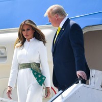 Ibu Negara AS Melania Trump mendampingi Presiden Donald dalam kunjungan kenegaraan selama dua hari. Mereka tiba di Ahmedabad, India, Senin (24/2/2020), dan disambut oleh Perdana Menteri India Narendra Modi. Turun dari pesawat kepresidenan Air Force One, Melania Trump menebar pesonanya dalam balutan busana yang terinspirasi dari baju tradisional pria negara tersebut. (Foto: Mandel NGAN / AFP)