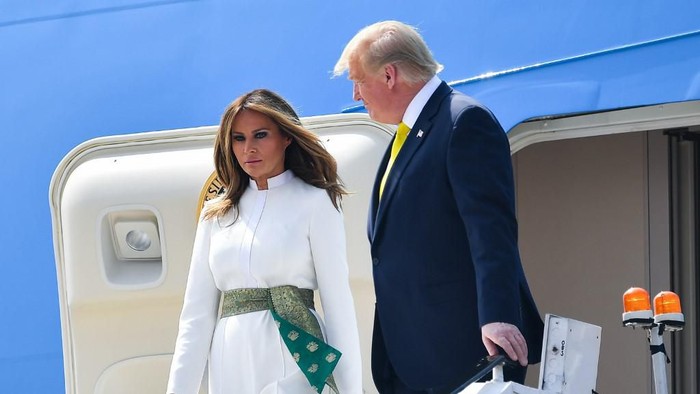 Indias Prime Minister Narendra Modi (R) speaks with US President Donald Trump (C) and First Lady Melania Trump (L) upon their arrival at Sardar Vallabhbhai Patel International Airport in Ahmedabad on February 24, 2020. (Photo by Mandel NGAN / AFP)