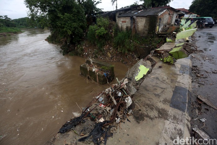Diterjang Banjir, Pagar Jembatan Hancur Akibat diterjang banjir, kondisi fisik pagar di jembatan pasar Pocong, Bojongkulur, Bogor, Jawa Barat, Senin (24/02/2020), terlihat rusak dan hancur.