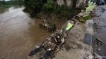 Pagar Jembatan Pasar Pocong Bogor Hancur Diterjang Banjir