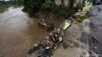 Pagar jembatan hancur diterjang banjir.