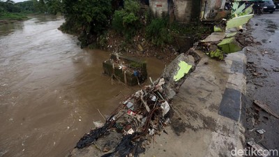 Pagar Jembatan Pasar Pocong Bogor Hancur Diterjang Banjir