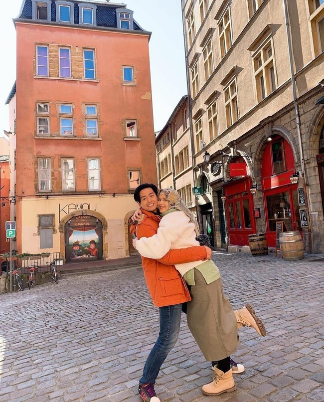 Usai mengetahui Roger tak bisa mencium ataupun merasakan makanannya, Cut Meyriska pun menyuruhnya untuk melakukan tes antigen dan PCR. Awalnya hasil tes antigen Roger itu negatif. Namun ternyata hasil tersebut berbeda dengan hasil PCR yang baru keluar pada malam harinya. Hasil PCR Roger menyatakan bahwa dirinya positif terinfeksi COVID-19. Foto: instagram