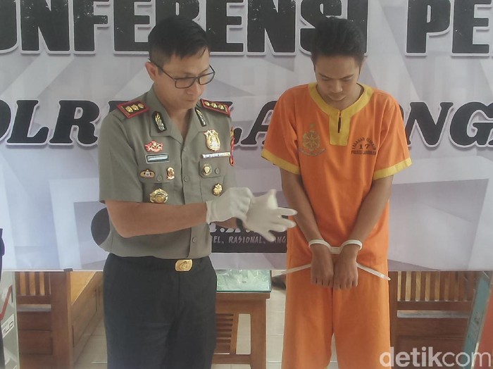 Seorang pria di Lamongan nekat menyebarkan video dan foto mesum dirinya bersama seorang perempuan di media sosial. Itu ia lakukan karena kecewa gagal menikah dan putus cinta.