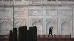 Trump-Melania Eksis di Taj Mahal