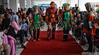 Ada juga lho yang membuat kostum super hero dari sampah plastik.