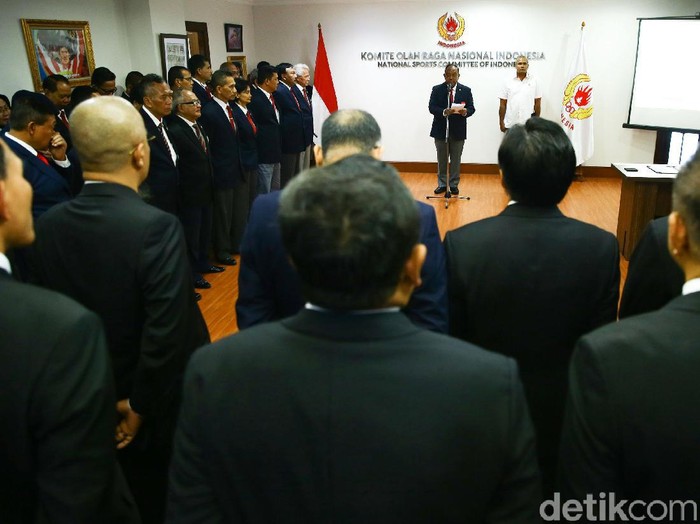 Ketua Umum Komite Olahraga Nasional Indonesia (KONI) Marciano Norman, secara resmi melantik kepengurusan PSSI yang diketuai oleh Mochamad Iriawan yang berlangsung dikantor KONI, Jakarta, Senin (24/2/2020). Kepengurusan PSSI yang baru dilantik ini berlangsung hingga tahun 2023.