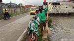 Menjala Ikan di Tengah Sawah yang Kebanjiran