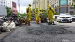 Aksi Pasukan Kuning Perbaiki Jalan Berlubang di Ibu Kota