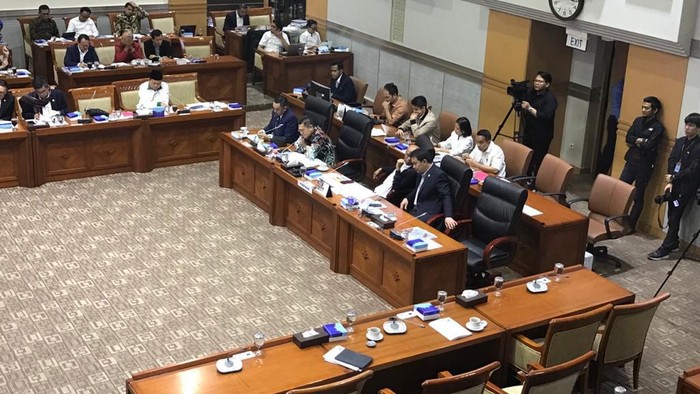 Wakil Ketua DPR RI Azis Syamsuddin menghadiri rapat kerja antara Komisi III dengan Menteri Hukum dan HAM Yasonna H Laoly. Azis dipersilakan duduk di kursi pimpinan Komisi III DPR.