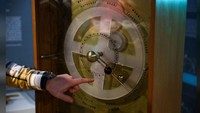 Penemuan lain yang tidak kalah menarik yaitu pendahulu komputer, mekanisme Antikythera yang berusia 2.000 tahun. Dengan alat ini dahulunya mereka bisa meramalkan peristiwa astronomi dan kalender. (REUTERS/Costas Baltas)