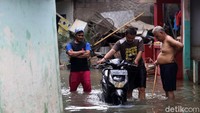 Banjir membuat kendaraan bermotor milik warga mogok.