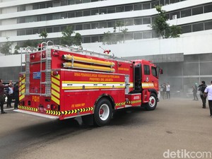 Asap Tebal Selimuti Gedung DPR, 11 Unit Pemadam Kebakaran Dikerahkan