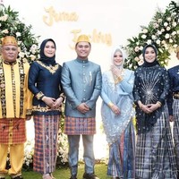 Lamaran Irma Dwiyani Iskandar jadi viral karena nilai maharnya yang fantastis. Fachry Pahlevi Konggoasa melamarnya dengan mahar 12,5 hektar tanah tambang nikel di Konawe. Selain itu, ada juga mahar 30 ekor sapi dan 3 ekor kerbau. Sedangkan untuk uang panai sang putri bupati tak disebutkan nilainya. Foto: dok. Istimewa