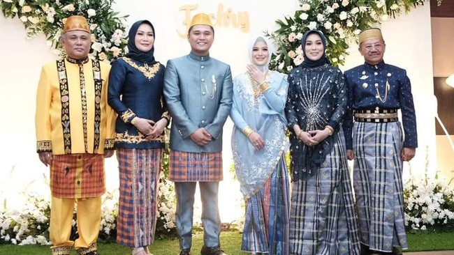 Lamaran Irma Dwiyani Iskandar jadi viral karena nilai maharnya yang fantastis. Fachry Pahlevi Konggoasa melamarnya dengan mahar 12,5 hektar tanah tambang nikel di Konawe. Selain itu, ada juga mahar 30 ekor sapi dan 3 ekor kerbau. Sedangkan untuk uang panai sang putri bupati tak disebutkan nilainya. Foto: dok. Istimewa