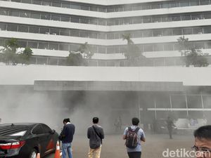 Detik-detik Mencekam Asap Pekat Kepung Gedung DPR