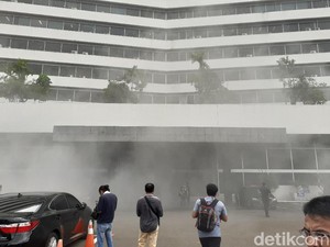 Detik-detik Mencekam Asap Pekat Kepung Gedung DPR